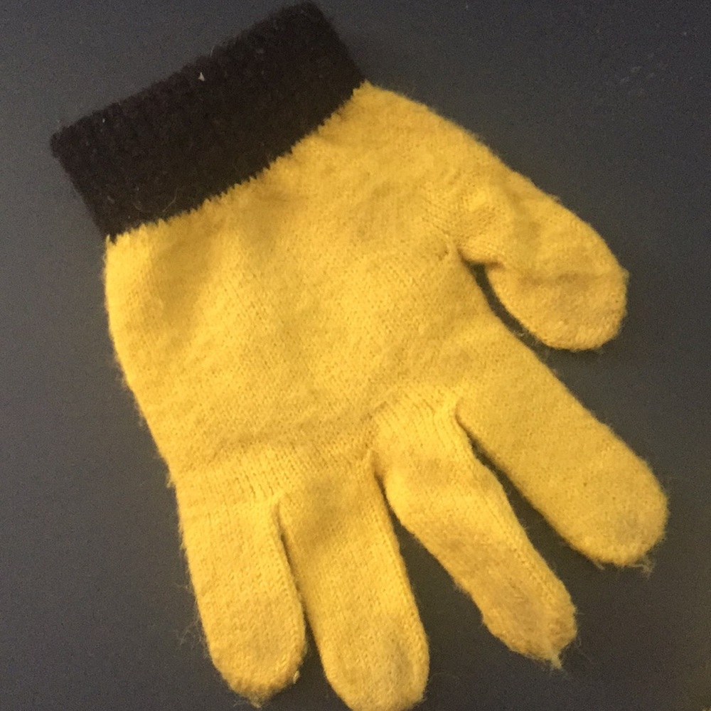 Despicable Me Minion Gloves - Picture 3 of 8